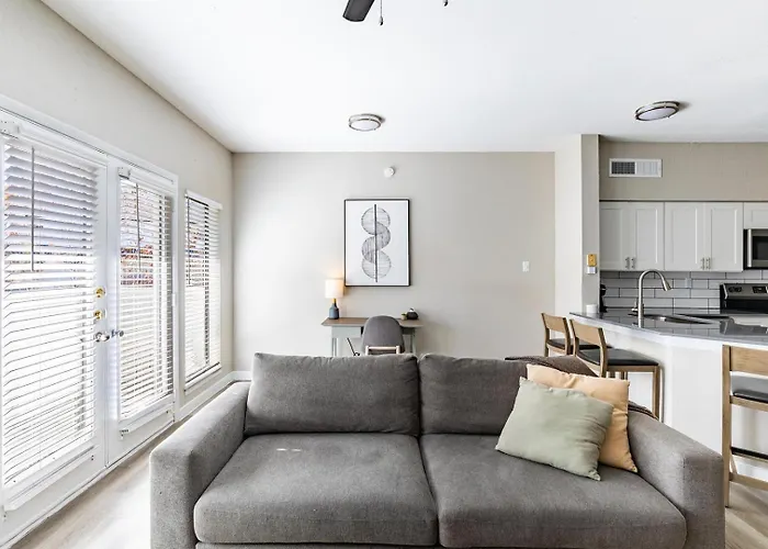 Landing Beautiful 2bd Gym Pool Apartment *
