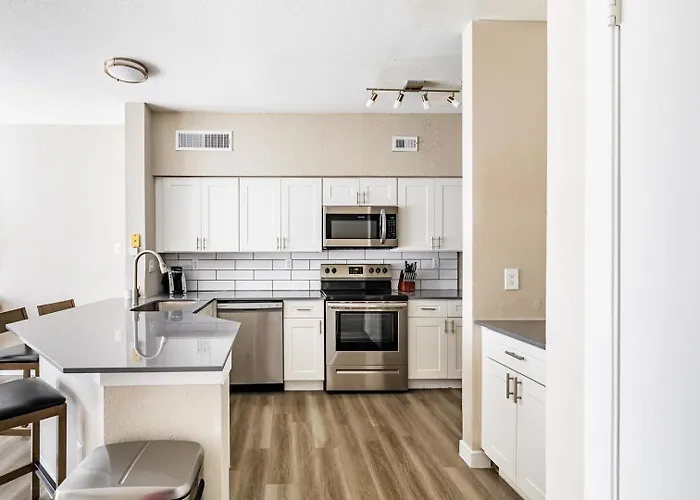 Landing Beautiful 2bd Gym Pool Apartment *