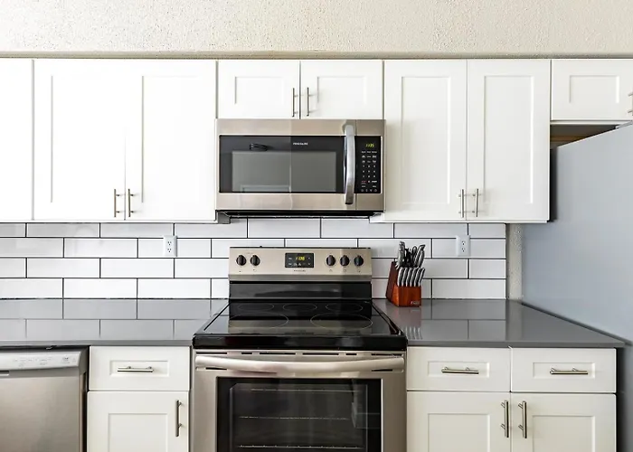 Landing Beautiful 2bd Gym Pool Apartment *