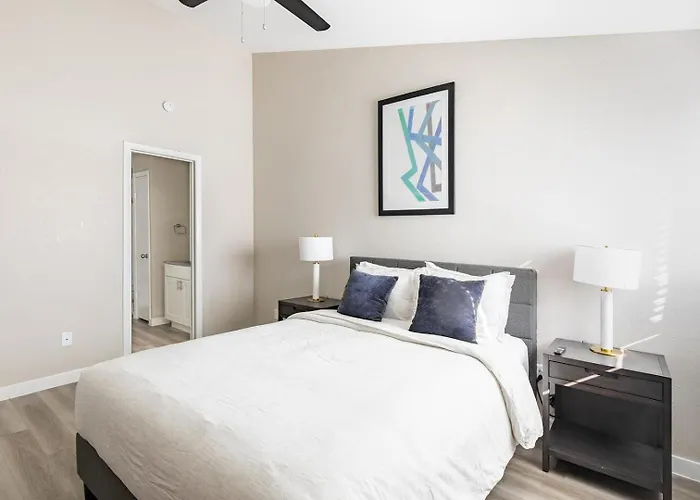 Landing Beautiful 2bd Gym Pool Apartment