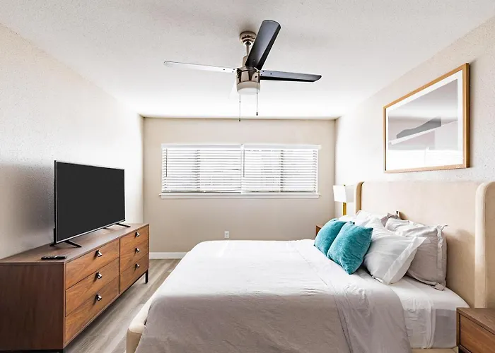 Landing Beautiful 2bd Gym Pool *