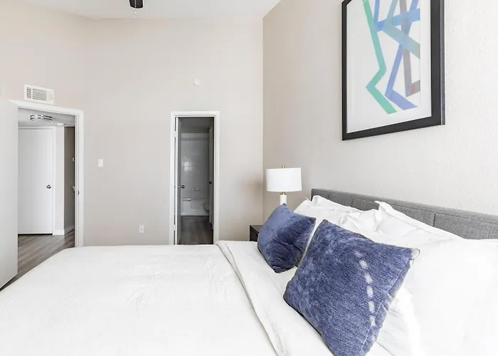 Landing Beautiful 2bd Gym Pool Apartment *