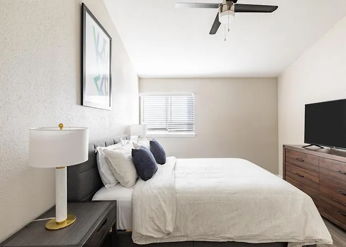Landing Beautiful 2bd Gym Pool *