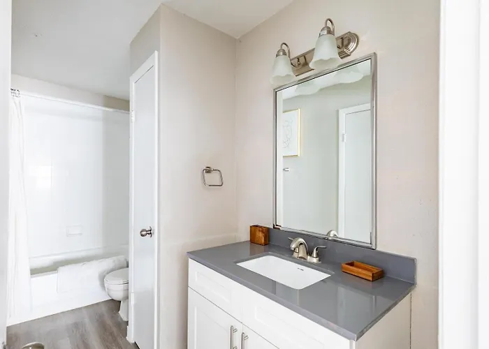 Landing Beautiful 2bd Gym Pool