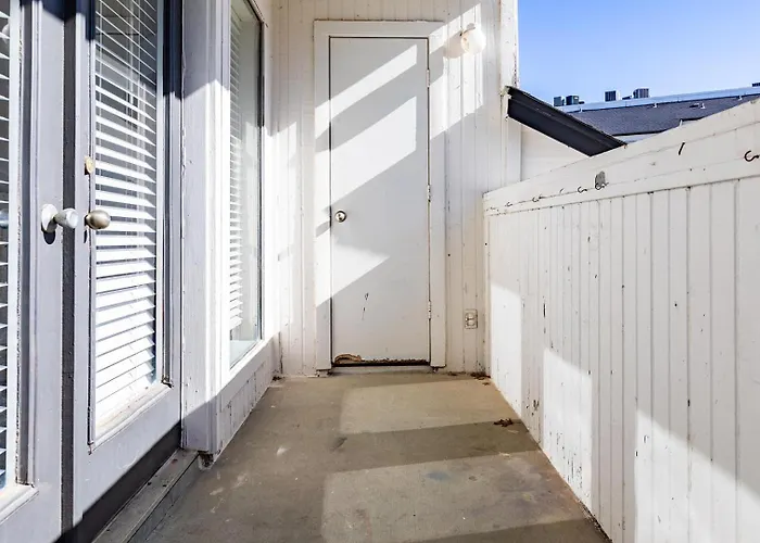 Landing Beautiful 2bd Gym Pool *