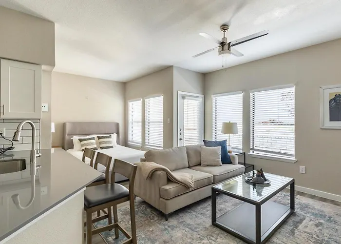 Landing Beautiful 2bd Gym Pool Fort Worth