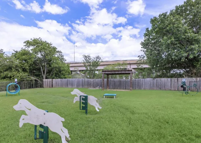 Landing Beautiful 2bd Gym Pool Apartment