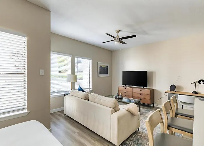 Landing Beautiful 2bd Gym Pool Fort Worth
