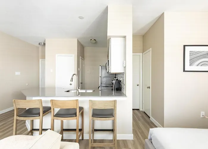 Landing Beautiful 2bd Gym Pool *
