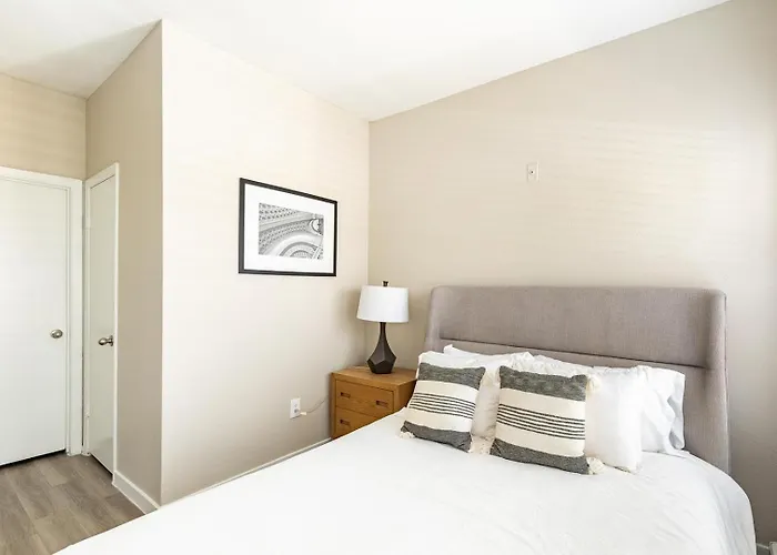 Landing Beautiful 2bd Gym Pool Apartment