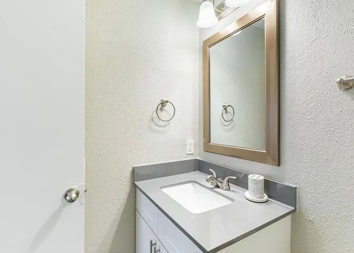 Landing Beautiful 2bd Gym Pool Apartment *