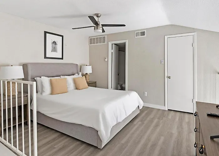 Landing Beautiful 2bd Gym Pool Apartment