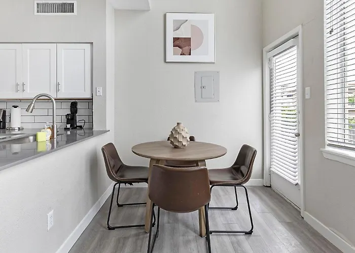 Landing Beautiful 2bd Gym Pool Apartment