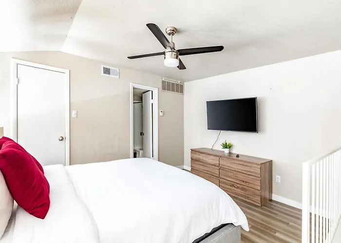 Landing Beautiful 2bd Gym Pool Fort Worth